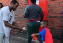 Un niño de 4 años sale vestido de héroe para ayudar a las personas sin hogar