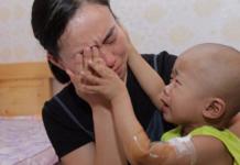 Un niño de 3 años consuela a su madre que llora por no tener dinero para su tratamiento