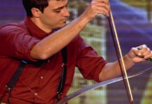 Con sólo un viejo objeto logra una interpretación impecable y deja a todos boquiabiertos