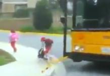 La reacción de conductores de vehículos cuando un autobús se detiene a dejar niños