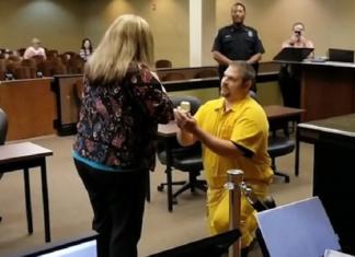 Oficial queda en shock al ver entrar a su novio esposado en la corte y «declararse culpable»