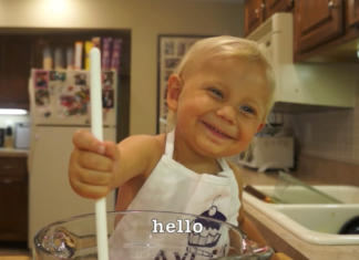 Un pequeño repostero de apenas 2 años protagoniza un vídeo que lo convierte en una celebridad Roman YouTube