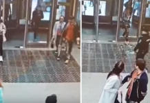 Una joven caminaba viendo su teléfono móvil y causa un terrible accidente en el metro