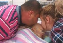 Se despiden de su bebé antes de desconectarla del soporte vital y ella regresa a la vida