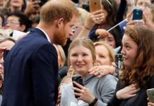 El príncipe Harry rompe el protocolo real con la atrevida respuesta al gesto de una fan