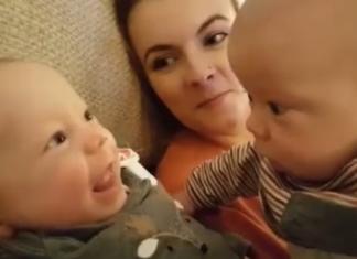 Un adorable vídeo muestra la primera conversación de 2 hermanas gemelas recién nacidas