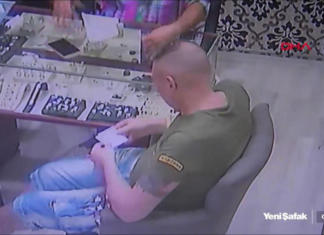 Un hombre revela la insólita razón por la que tragó un anillo de diamantes de 40 mil dólares Ian Campbell