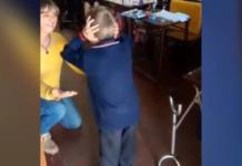 El emotivo momento en el que un niño con parálisis cerebral logra caminar solo en clase