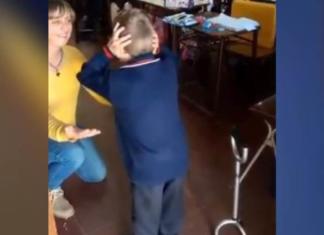 El emotivo momento en el que un niño con parálisis cerebral logra caminar solo en clase
