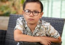 Se convierte en modelo tras no poder salir en las fotos escolares por ser autista