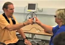 Graban cómo un novedoso tratamiento mejora los síntomas de un paciente con Parkinson