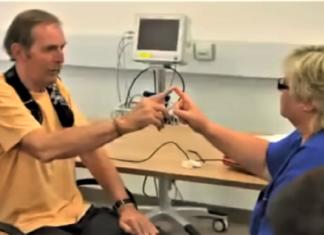 Graban cómo un novedoso tratamiento mejora los síntomas de un paciente con Parkinson