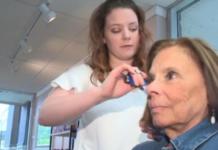 Una peluquera descubre en el cabello de su cliente una alarmante y peligrosa señal