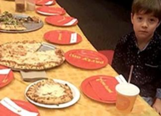 Un pequeño de 6 años come solo después de que nadie asistiera a su fiesta de cumpleaños