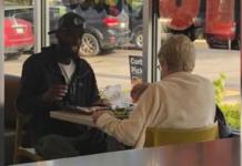 Una anciana estaba comiendo sola, se sentó junto a un joven y su gesto conmueve al mundo