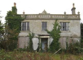 Encuentra una mansión abandonada en pleno bosque, cuando entra se queda helado