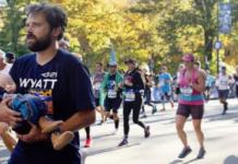 La emotiva historia detrás de la foto del maratonista que cruzó la meta con su bebé en brazos