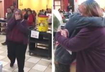 Un joven sorprende a una chica devastada por las burlas y el rechazo de sus compañeros