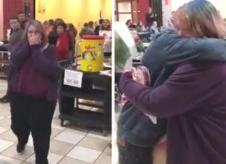 Un joven sorprende a una chica devastada por las burlas y el rechazo de sus compañeros