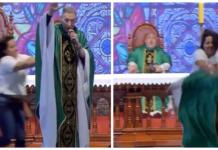 Una mujer sube al altar para empujar a un aclamado cura al vacío