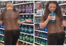 Hace gárgaras con un enjuague bucal y lo escupe en la botella antes de devolverlo al estante