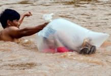 La impactante imagen del niño que cruza un río en el interior de una bolsa de plástico