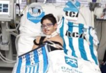 Pierde a sus padres trágicamente y los jugadores que admira lo hacen sonreír en el hospital