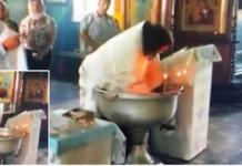 Un cura agita bruscamente a un bebé e intenta ahogarlo durante su bautizo