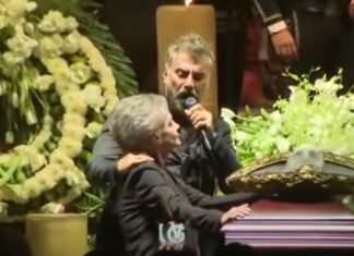 Alejandro Fernández canta junto al féretro de su padre sin poder contener las lágrimas