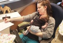 Su jefe la descubre trabajando con su bebé en brazos y le toma una foto