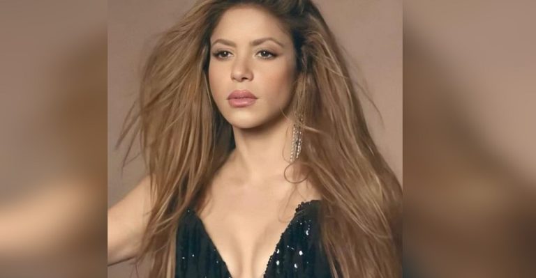 Shakira, más radiante que nunca al posar con despampanante vestido de Carolina Herrera