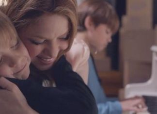 Milan y Sasha protagonizan el nuevo videoclip de su madre con sus voces únicas